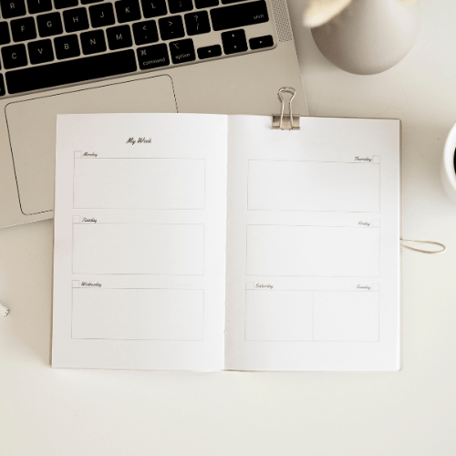 Un agenda blanc et épuré ouvert