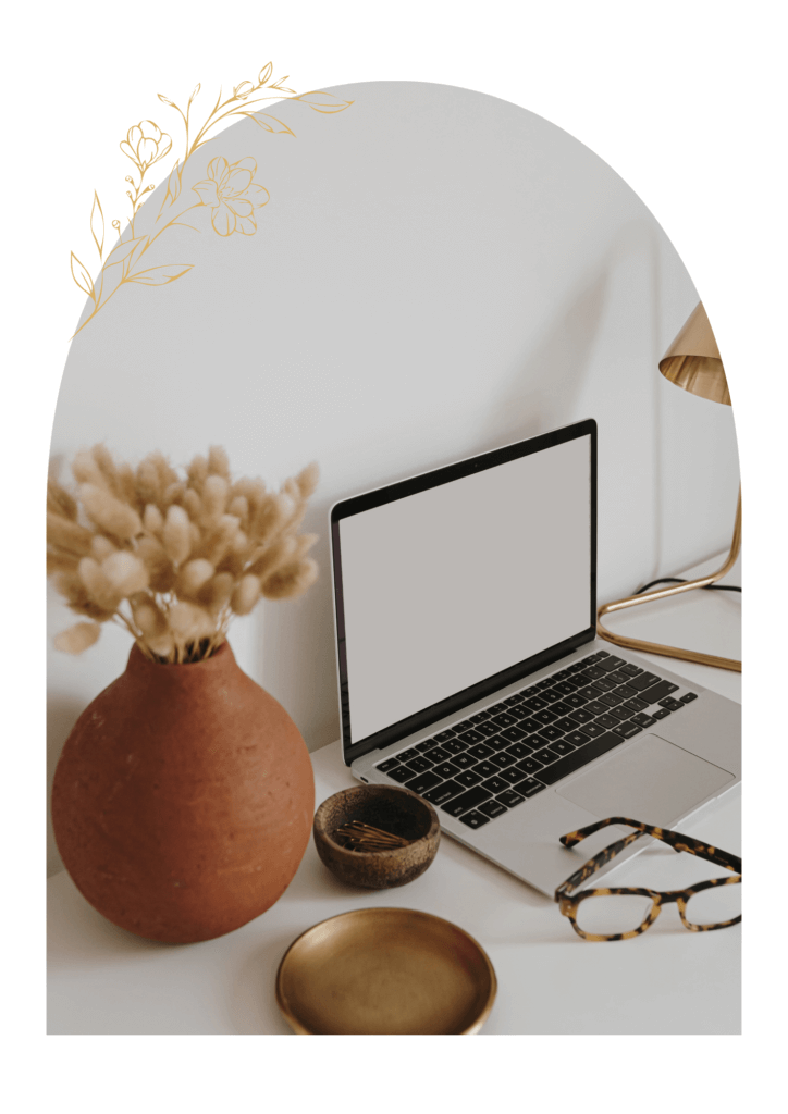 Photo aethetic d'un bureau avec un pot de fleur en terre cuite et des fleurs séchées à l'intérieur